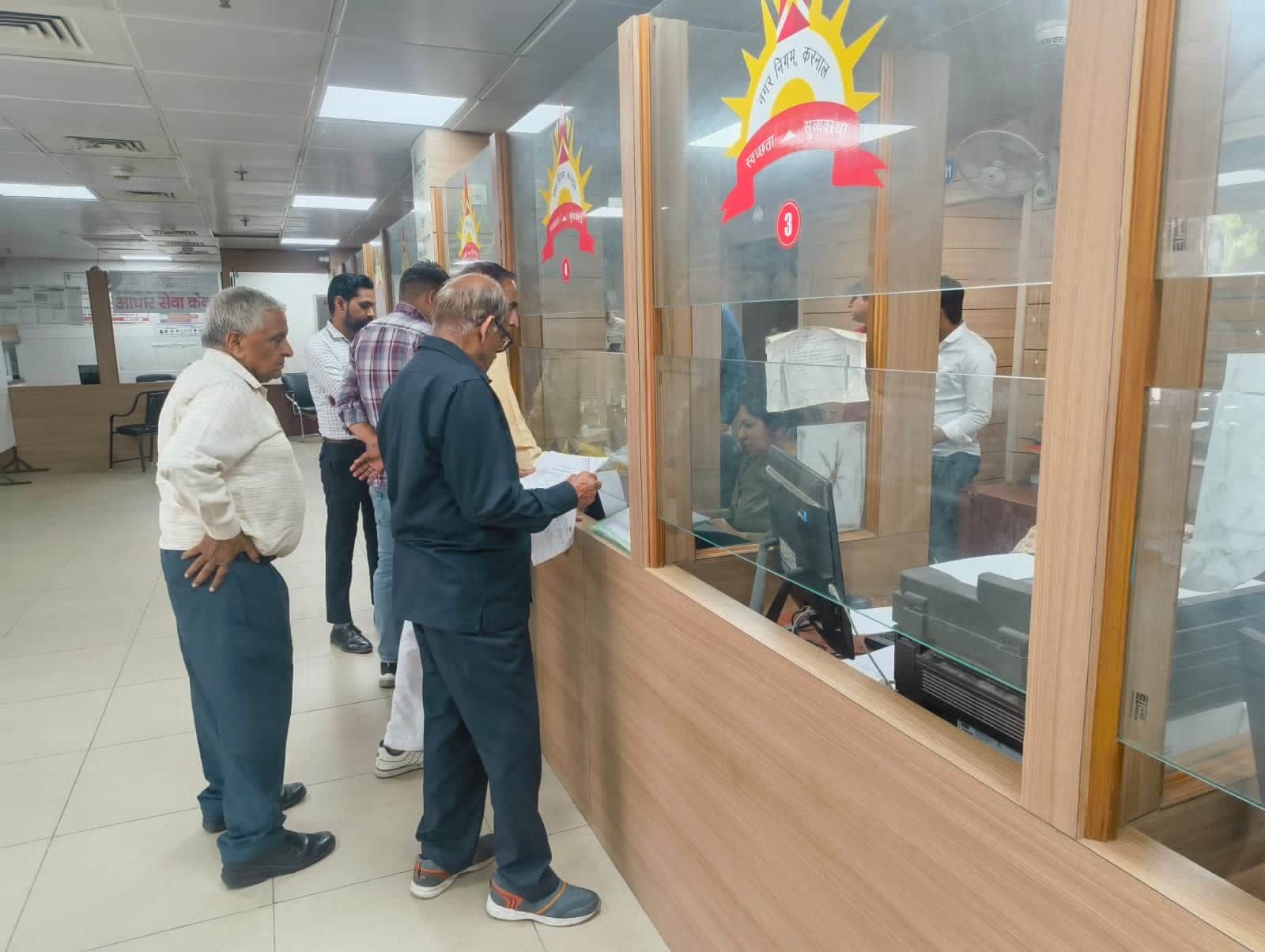 नगर निगम कार्यालय में संपति कर जमा करवाते नागरिक। प्रवक्ता निगम