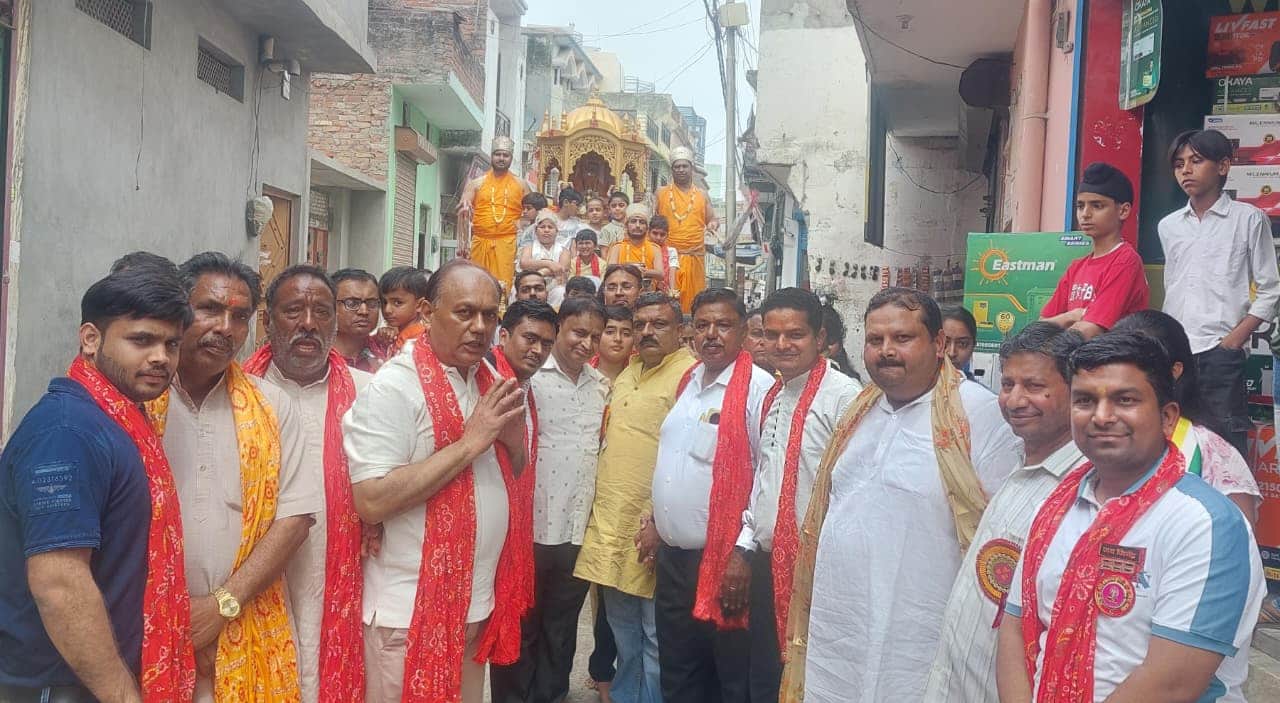 नानौता की रथयात्रा में शामिल जैन श्रद्धालु। संवाद