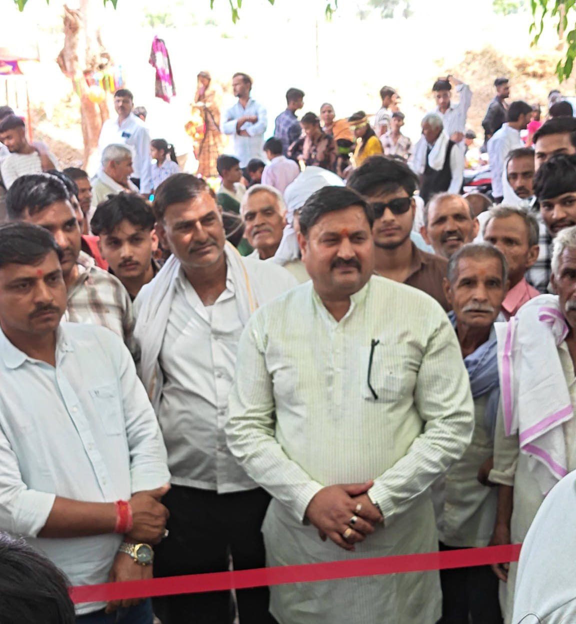 Devotees gathered at the Devi fair in Narholi and offered flags.