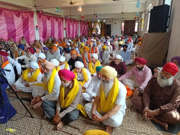 नारायणगढ़ के गुरु लाधो रे भवन में कार्यक्रम के दौरान मौजूद संगत। प्रवक्ता