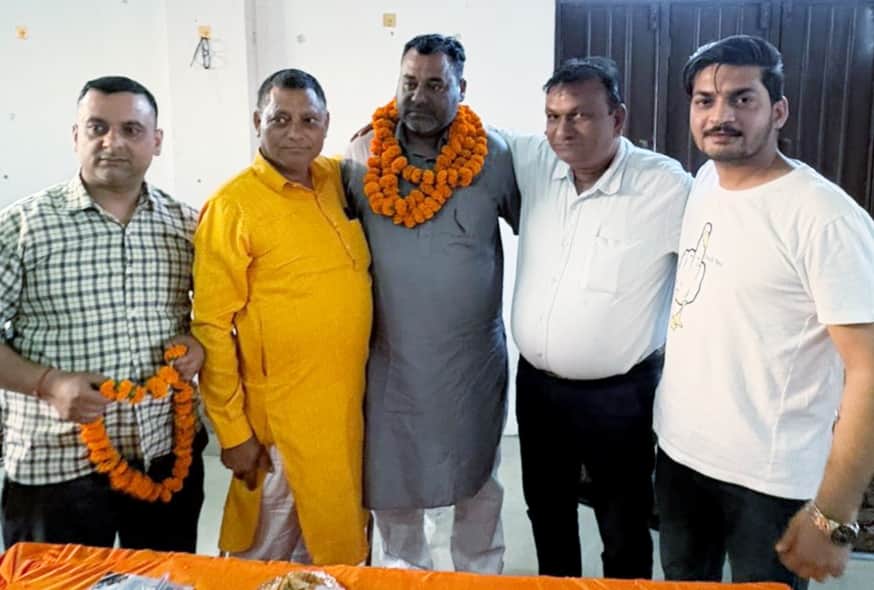 नवनियुक्त प्रधान का अभिनंदन करते दुकानदार। संगठन