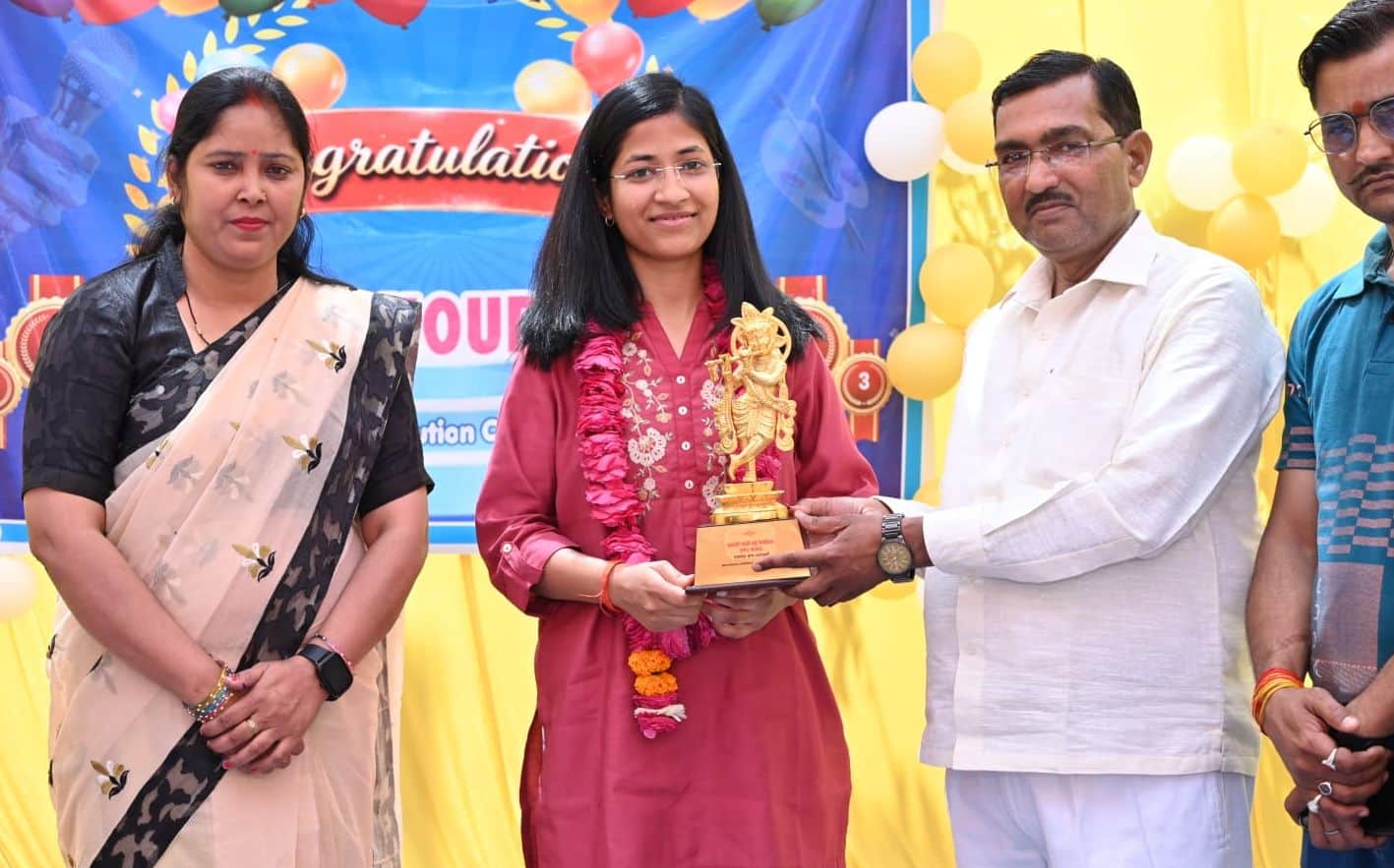 नायब तहसीलदार बनी प्रतिमा सिंह को भगवान श्रीकृष्ण की प्रतिमा प्रदान करते प्रधानाचार्य राम किशोर