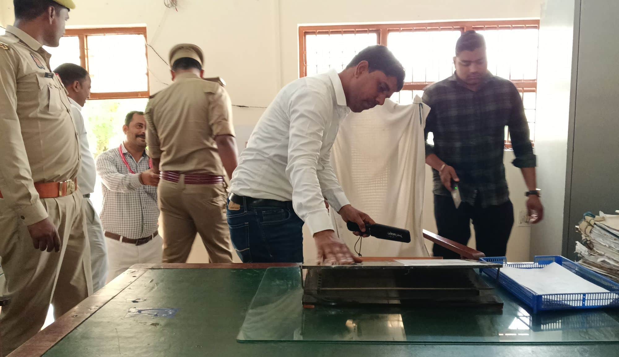 न्यायालय चेंबर की तलाशी लेती टीम।