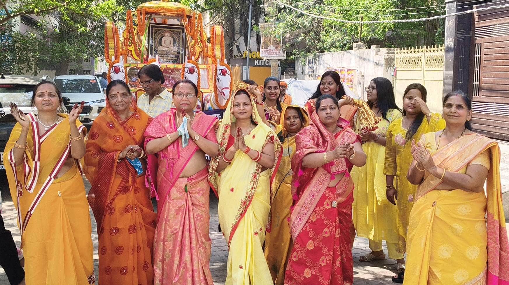 पीडीडीयू नगर के कैलाशपुरी में महावीर जयंती पर शोभा यात्रा में शामिल महिलाएं। संवाद