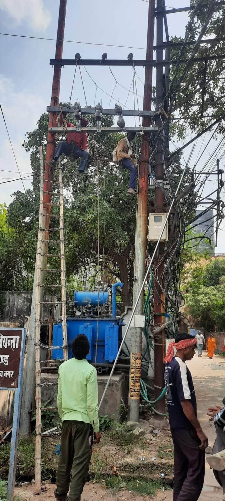 पीडीडीयू नगर में ट्रांसफार्मर में डीपीएमओ लगाते कर्मचारी। संवाद