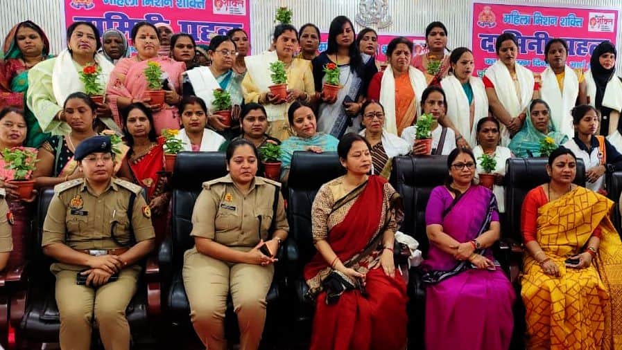 पुलिस लाइन में दामिनी पहल कार्यक्रम में उपस्थित सम्मानित हुईं महिलाएं व अधिकारी और विधायक। स्