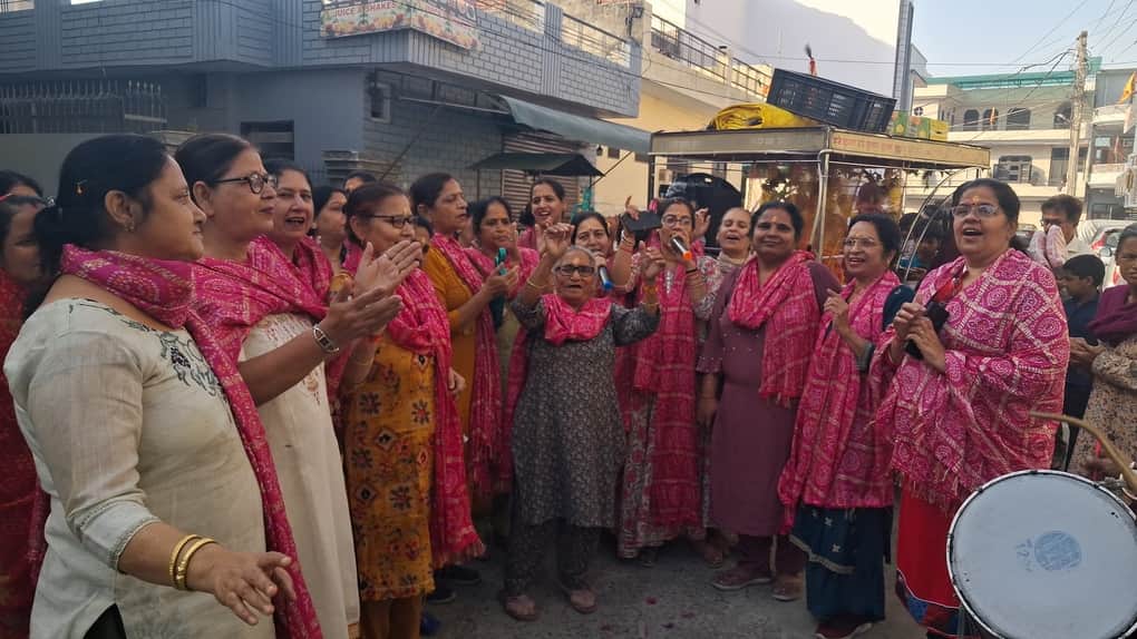 प्रभातफेरी में भजन गातीं महिला श्रद्धालु। आयोजक