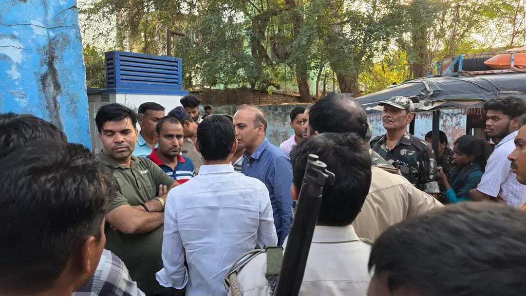 परिजनों को समझाती पुलिस