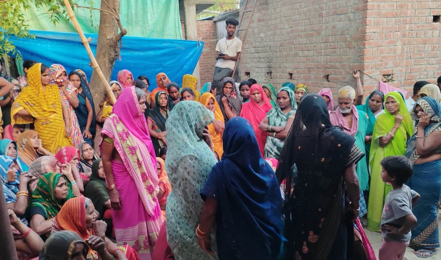 प्रजापतीपुर गांव में विवाहिता की मौत के बाद जुटी भीड़। संवाद