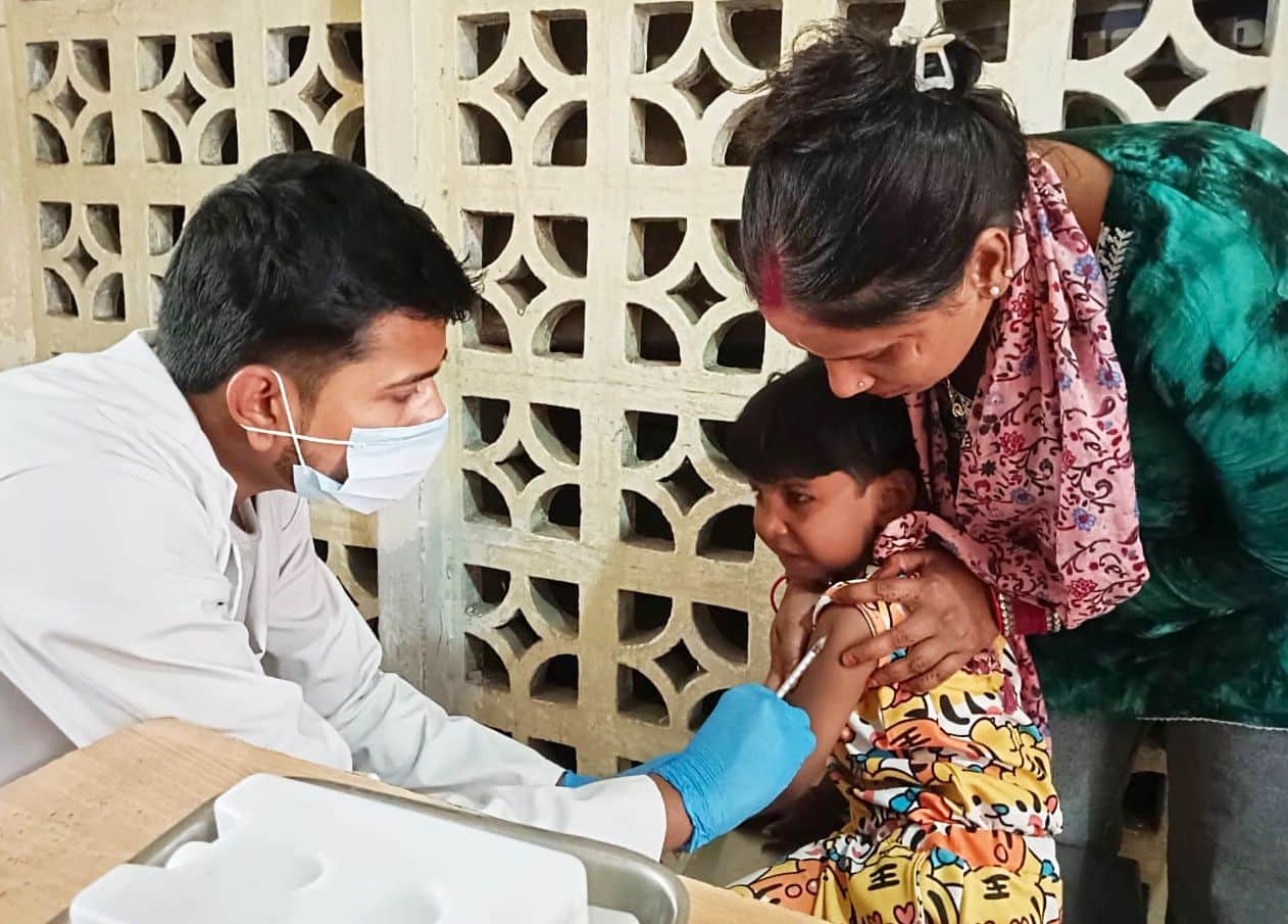 पुराना जिला अस्पताल में मरीज को एआरवी लगाता स्वास्थ्य कर्मचारी। संवाद