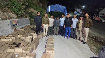 पुराना कांगडा रोड पर आंदी रात को पुलिस की ओर से पकड़ी अवैध शराब की पेटियां। पुलिस