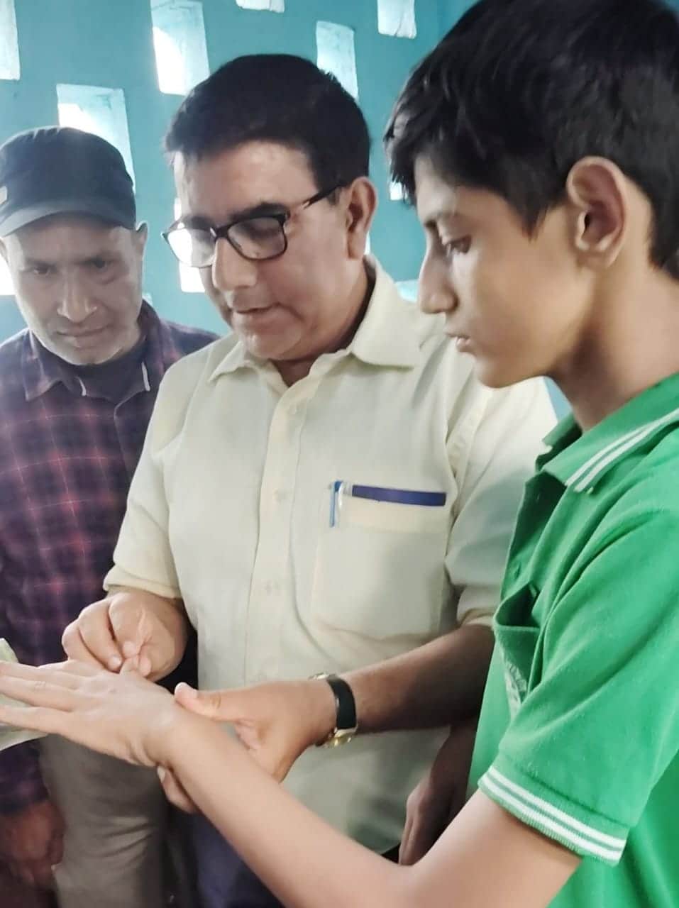 प्रिंसिपल को जख्म दिखाता छात्र