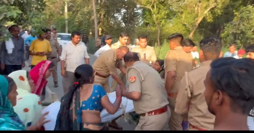 Protest over laborer's death by keeping the dead body