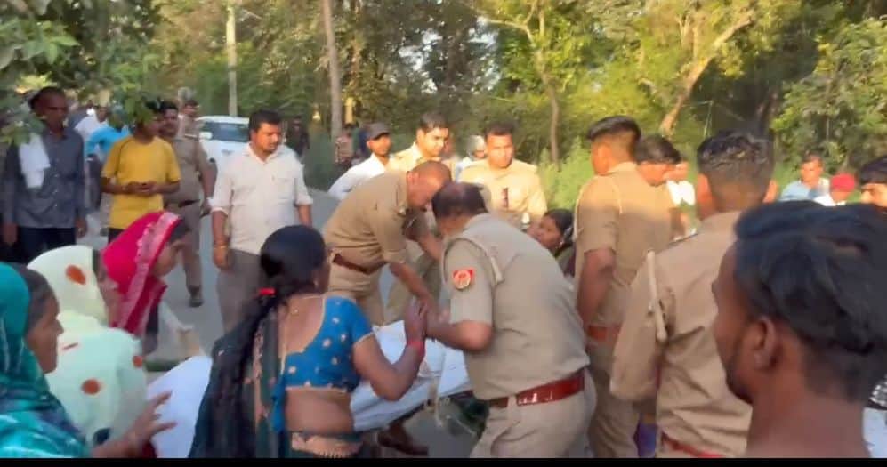 प्रदर्शन के दौरान पुलिस से उलझे परिजन।