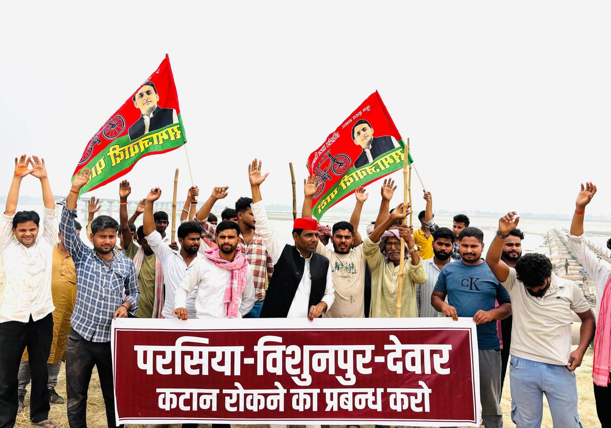 प्रदर्शन करते सपाई।