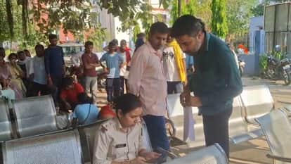 पोस्टमार्टम की प्रक्रिया पूरी करती पुलिस