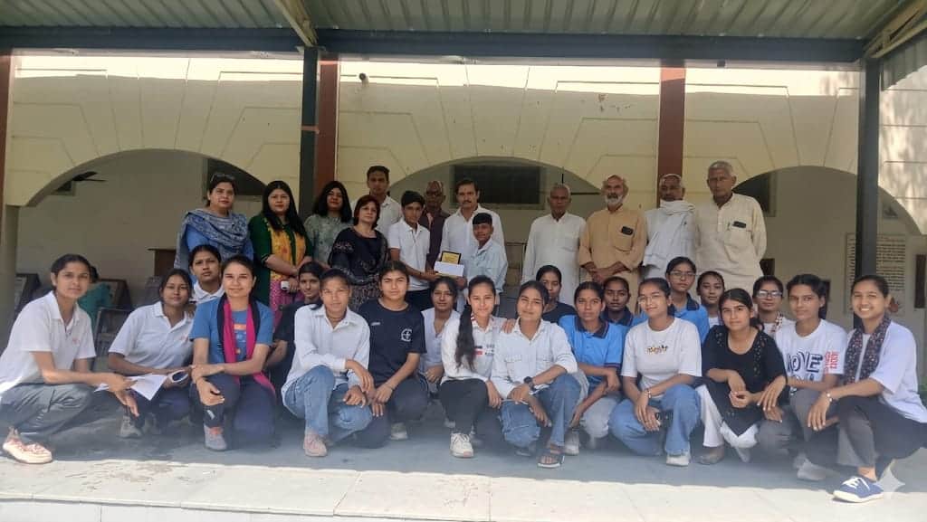 पदक विजेता खिलाड़ी प्राचार्य व अतिथियों के साथ। स्रोत : महाविद्यालय