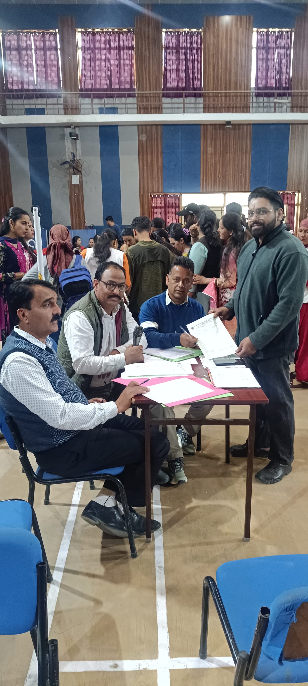 Crowd gathered at Padma School for CBSE admissions; 615 took forms on the first day