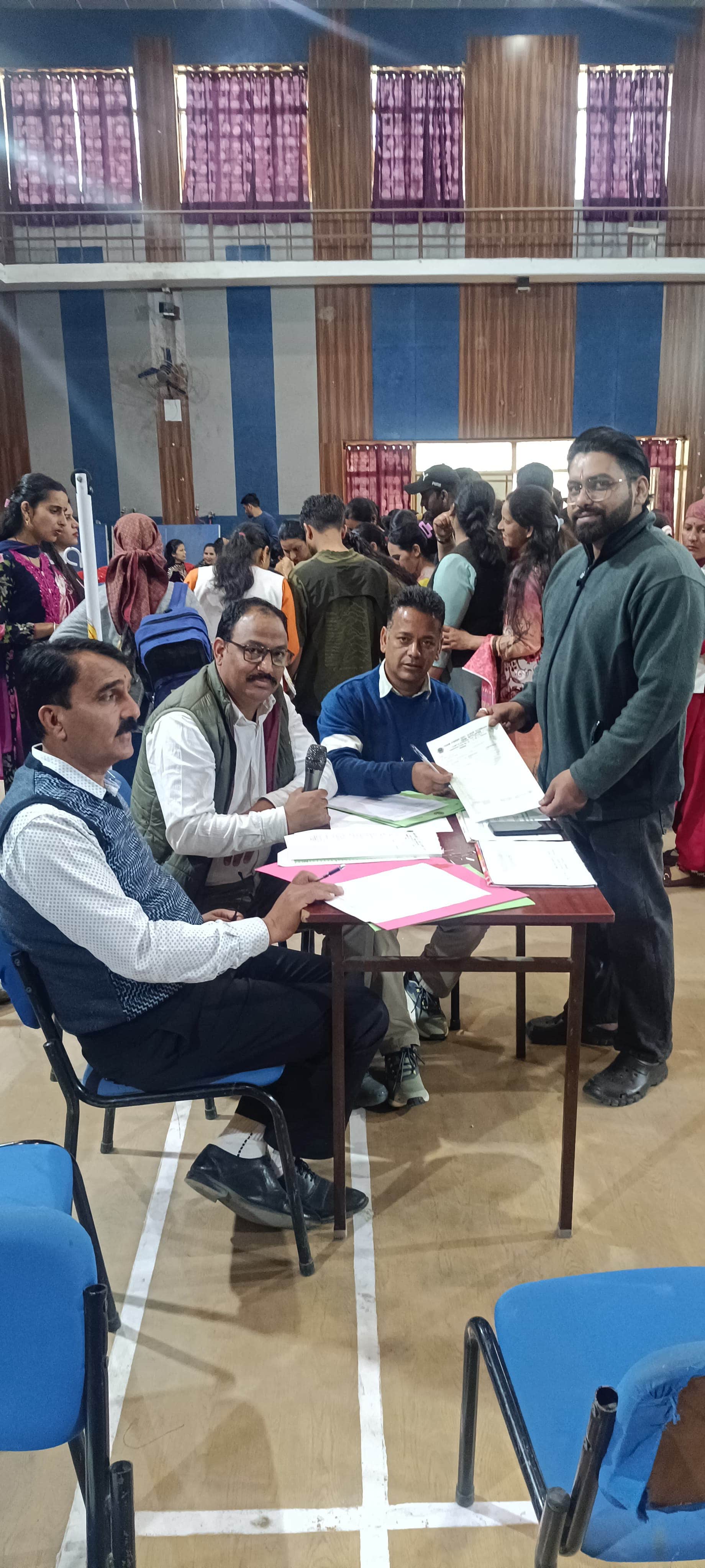 पदम स्कूल रामपुर में दाखिले के लिए फॉर्म लेते अभिभावक: संवाद