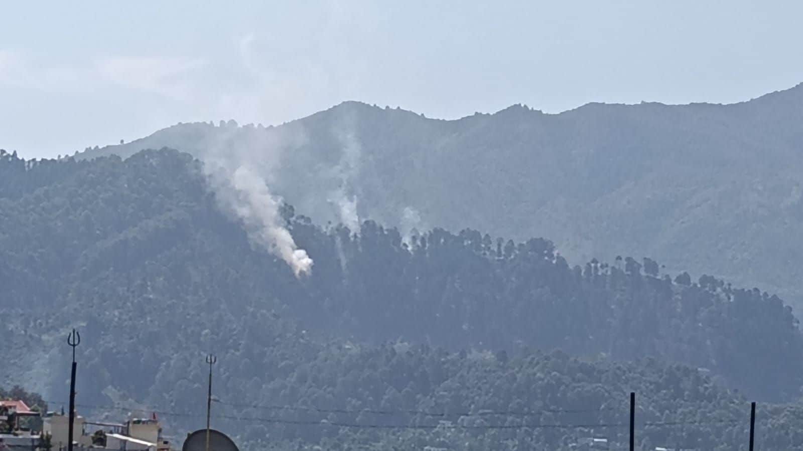 पिथौरागढ़ के बमनधौन जंगल में लगी आग से उठता धुआं। संवाद 