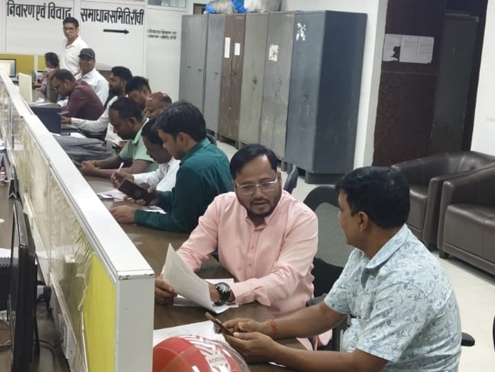 रांची नगर कार्यालय में कार्य करते कर्मचारी