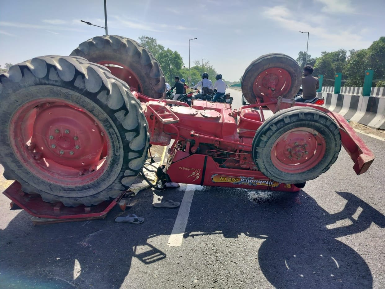 A tractor-trolley loaded with straw overturned, injuring four.
