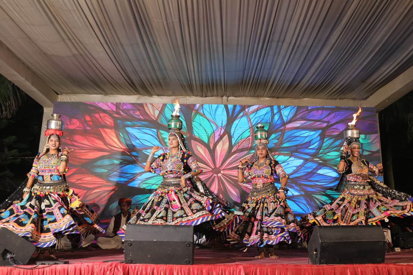 राजस्थान दिवस पर कार्यक्रम प्रस्तुत करते कलाकार। स्रोत जागरूक पाठक।