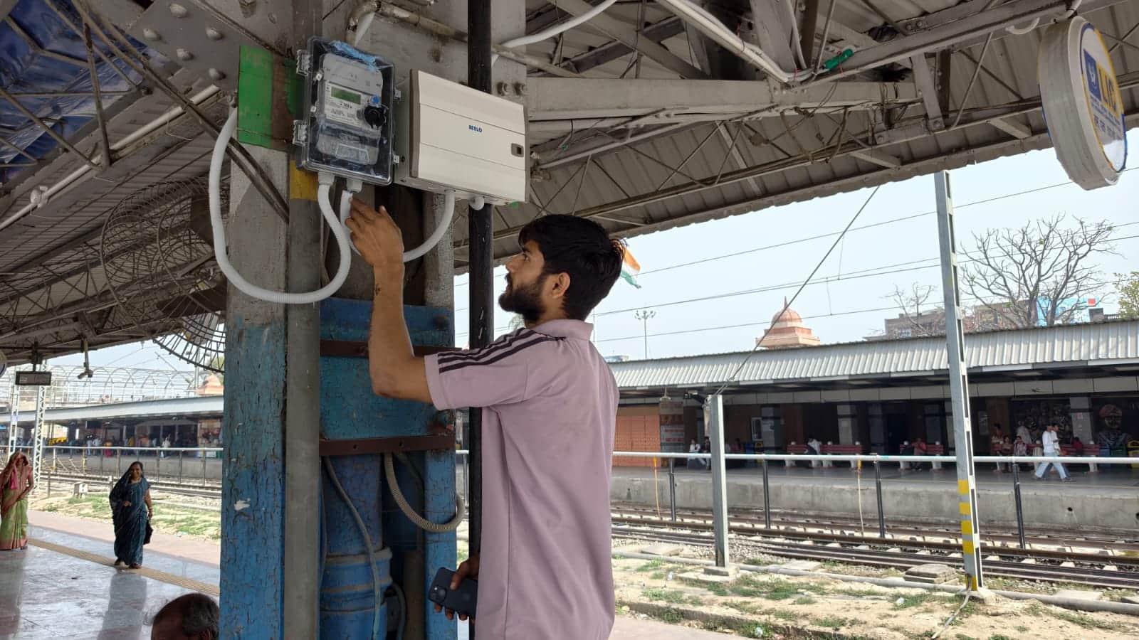 रेलवे स्टेशन के प्लेटफार्म संख्या दो पर स्मार्ट प्रीपेड मीटर लगाते कर्मचारी। संवाद