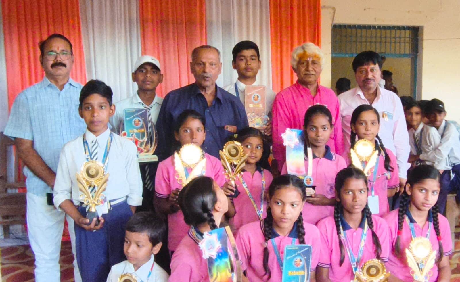 सुजातपुर श्रीरामानुज जूनियर हाई स्कूल में  विजेताओं का सम्मान करते अतिथि। स्रोत स्कुल