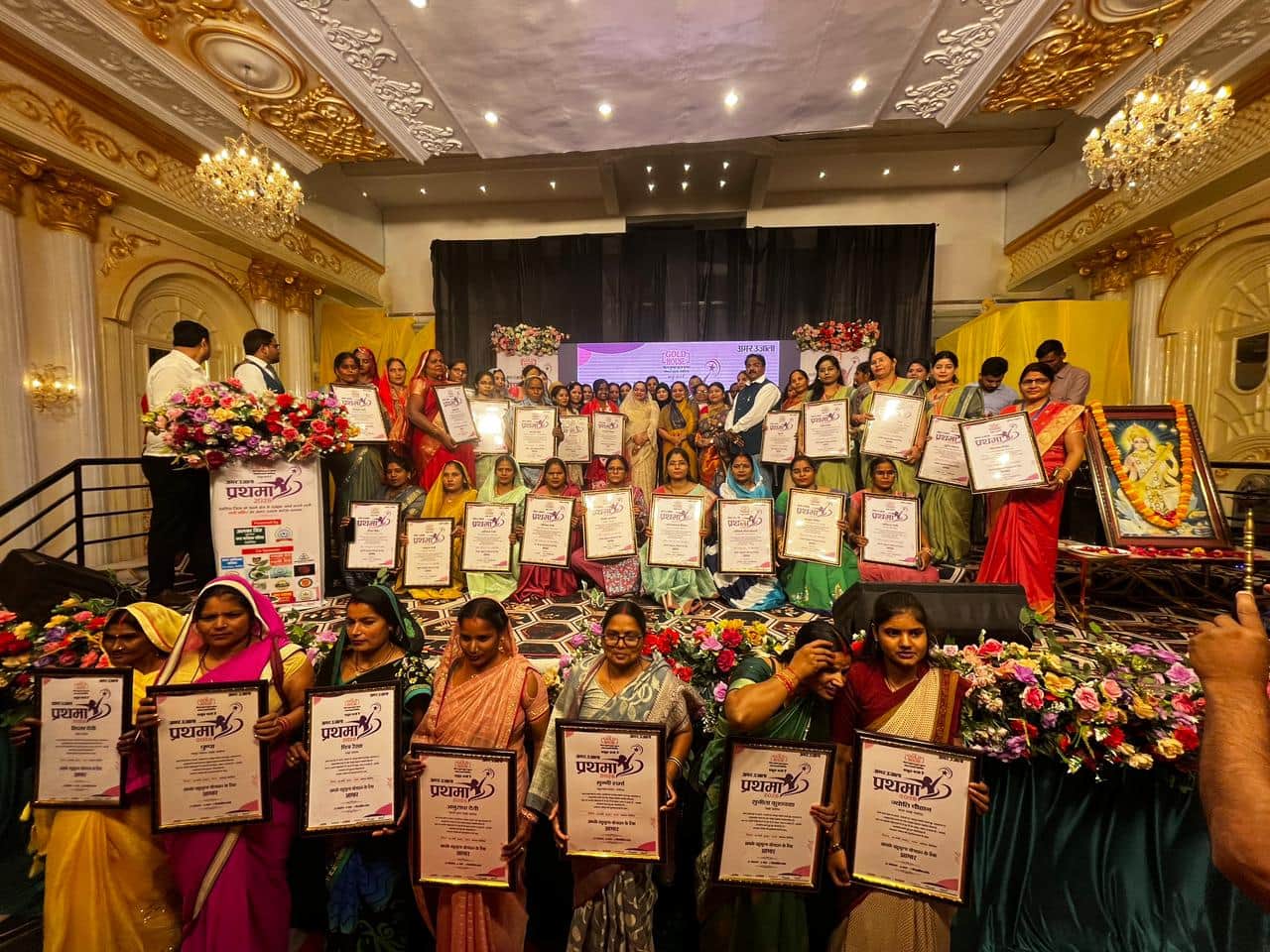 सम्मानित की गईं महिलाएं।