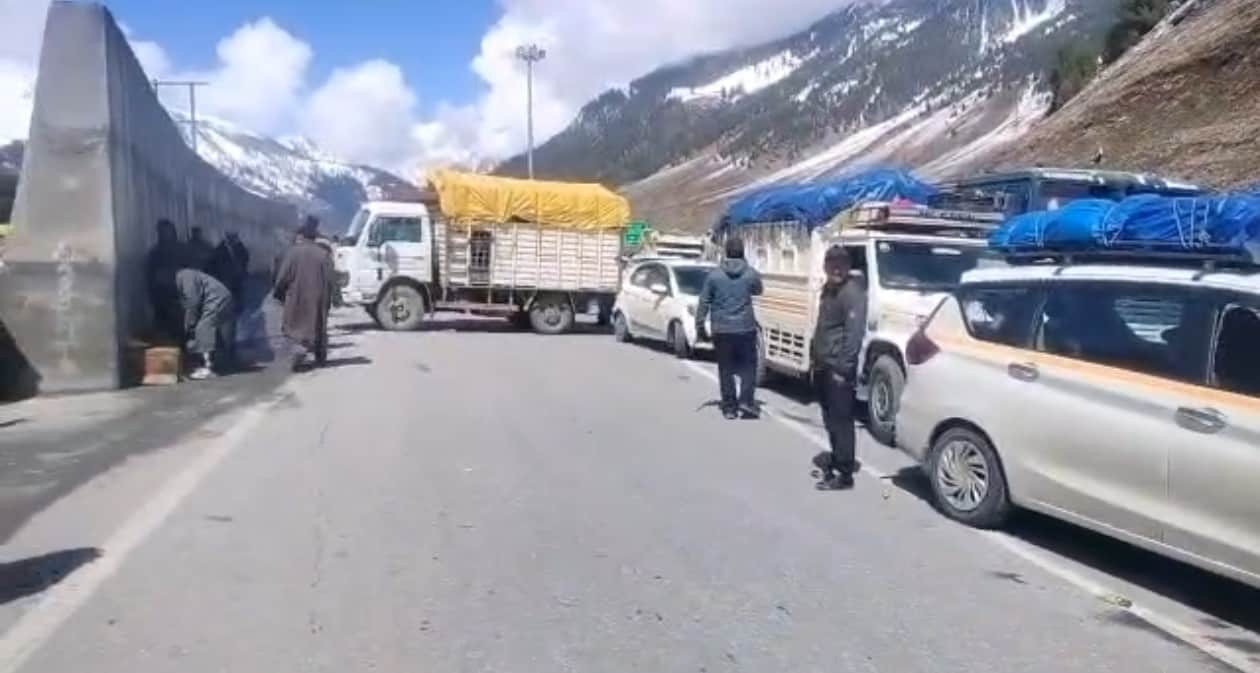 सोनमर्ग से वाहनों को वापस लौटाया गया।स्रोत – सोशल मीडिया।