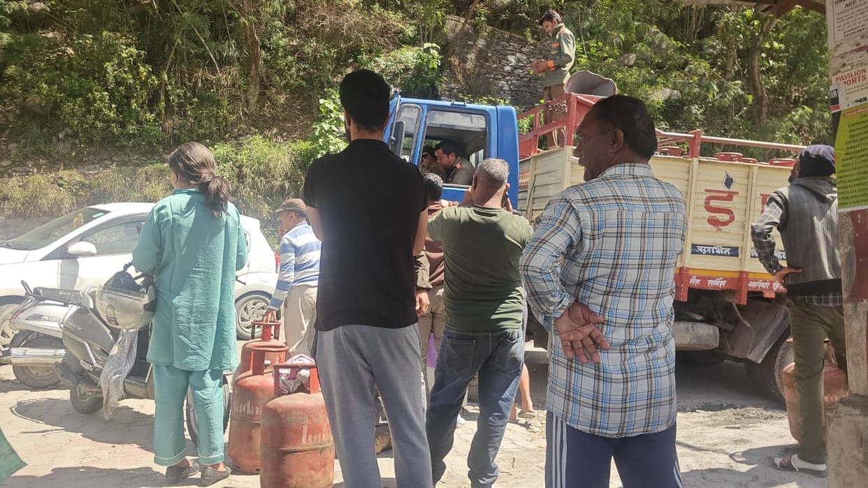 Indane gas vehicle arrives in Gholti after a long time