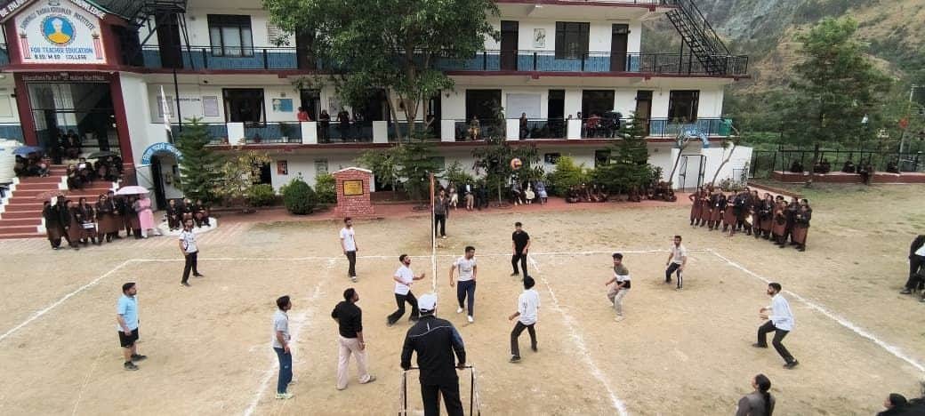 सर्वपल्ली बीएड एमएड कॉलेज नोगली में वॉलीबाल प्रतियोगिता में भाग लेते प्रशिक्षु। स्रोत : संस्थान
