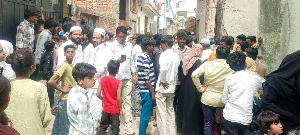 सरवट में घटना के बाद मौके पर पहुंचे सैकड़ो लोग फोटो संवाद