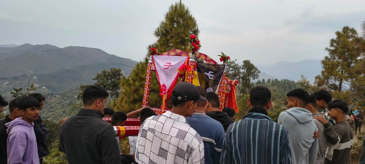 सतचूली महोत्सव में मां भगवती के डोले को ले जाते श्रद्धालु। स्रोत : जागरूक पाठक