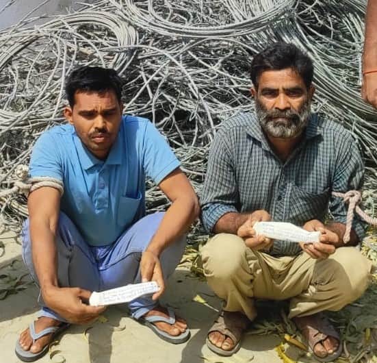 सिंधौली थाना पुलिस की गिरफ्त में विद्ययुत तार चोरी के आरोपी। स्रोत: पुलिस