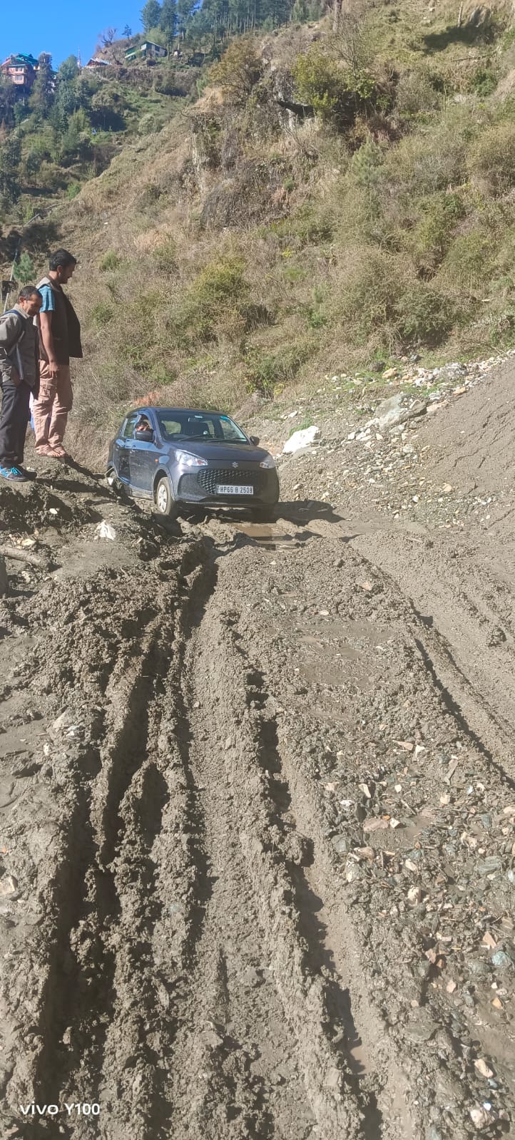Siund Raila road turns into a swamp, vehicles get stuck