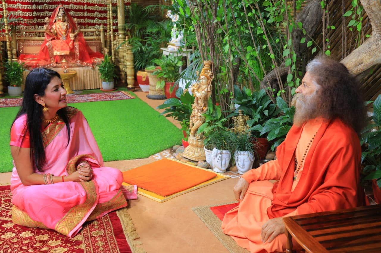 स्वामी चिदानंद सरस्वती से बातचीत करते अभिनेत्री दिप्ति भटनागर। स्रोत परमार्थ मीडिया।