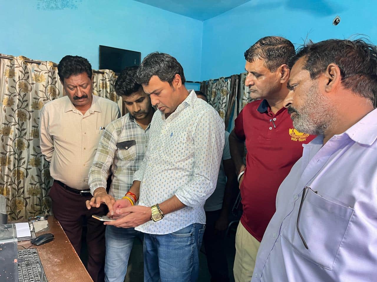 शहजादपुर मंडी में गेट पास के सिस्टम का निरीक्षण करते डीएफएसओ निशांत राठी व अन्य। संवाद