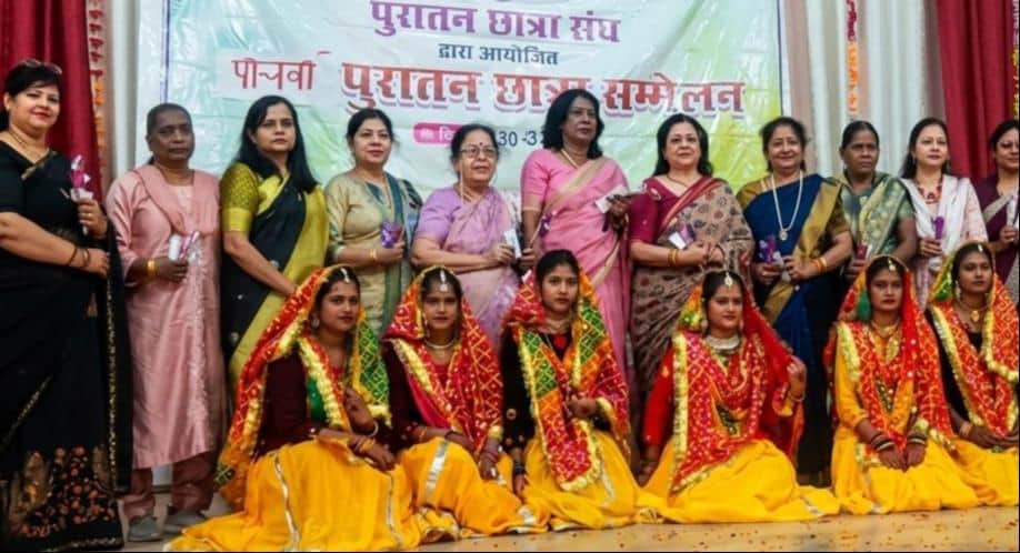 शहर के आरडी गर्ल्स डिग्री कॉलेज में आयोजित पुरातन छात्रा सम्मान समारोह में मौजूद छात्राएं एवं अ