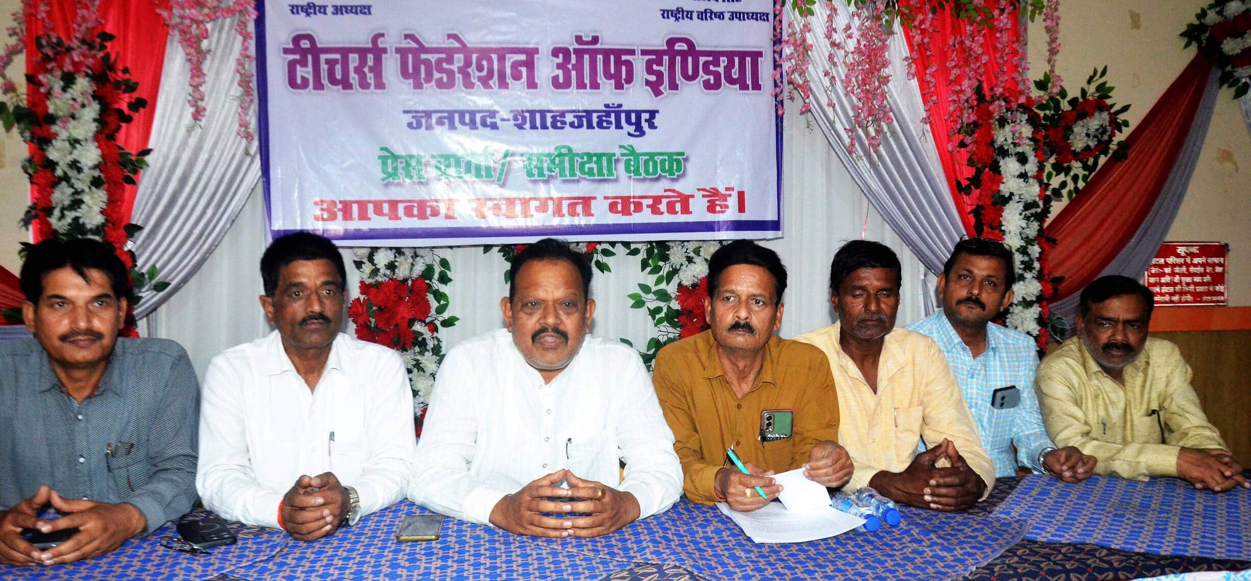 शहर के एक होटल में पत्रकारों से बातचीत करते टीचर्स फेडरेशन ऑफ इंडिया के राष्ट्रीय वरिष्ठ उपाध्य