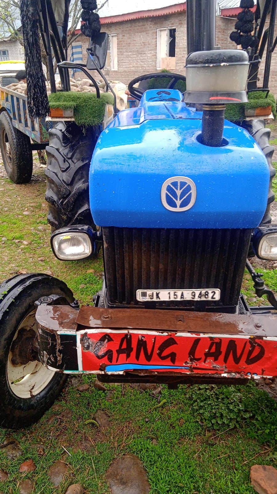 शोपियां के केलर में जब्त ट्रैक्टर। स्रोत पुलिस