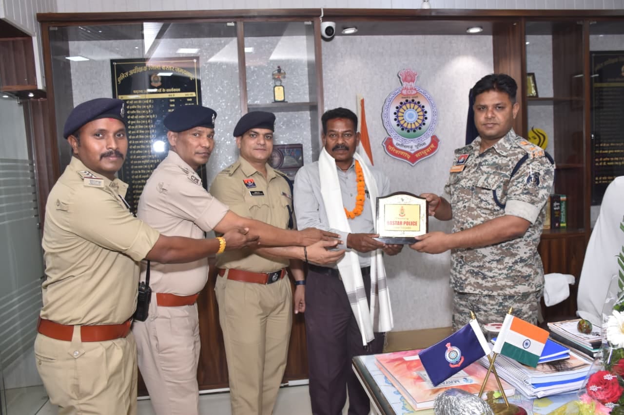 श्री कोमरे का सम्मान करते बस्तर एसपी