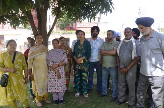 शराब की दुकान शिफ्ट करने की मांग को लेकर जिला सचिवालय पहुंचा शिष्टमंडल संवाद