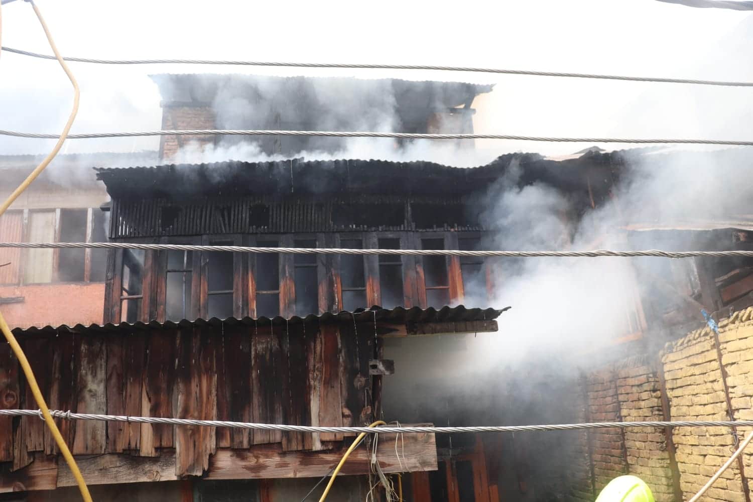 श्रीनगर के हब्बा कदल में इमारत में लगी आग। संवाद