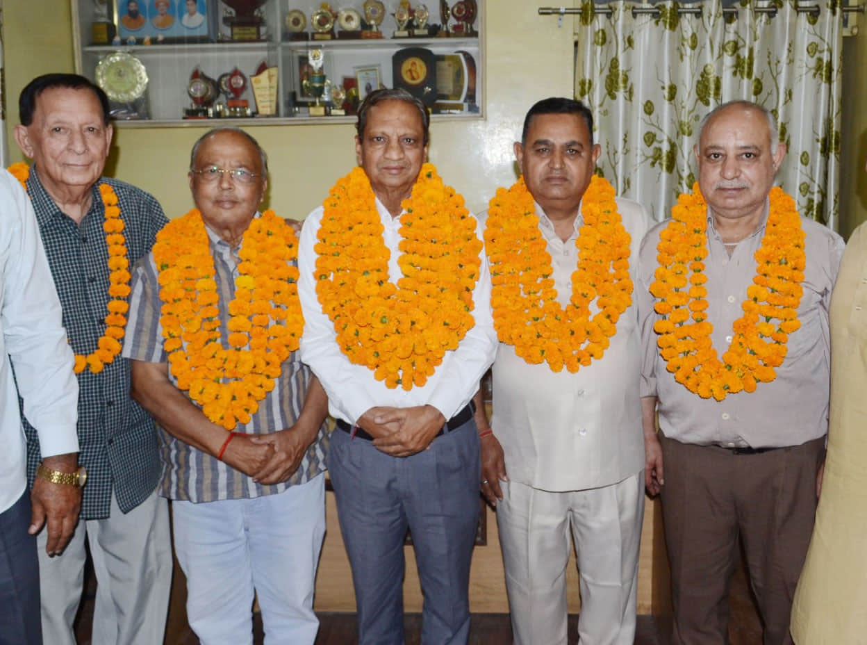 श्रद्धानंद अनाथालय ट्रस्ट के प्रधान बने बलदेव राज और अन्य पदाधिकारियों का स्वागत करते सदस्य। स