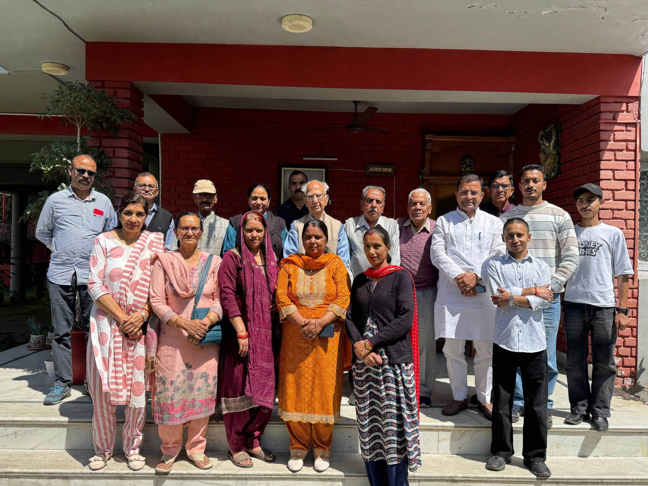 शांता कुमार से डाकघर को दोबारा खोलने की मांग करते लोगस्त्रोत संवाद