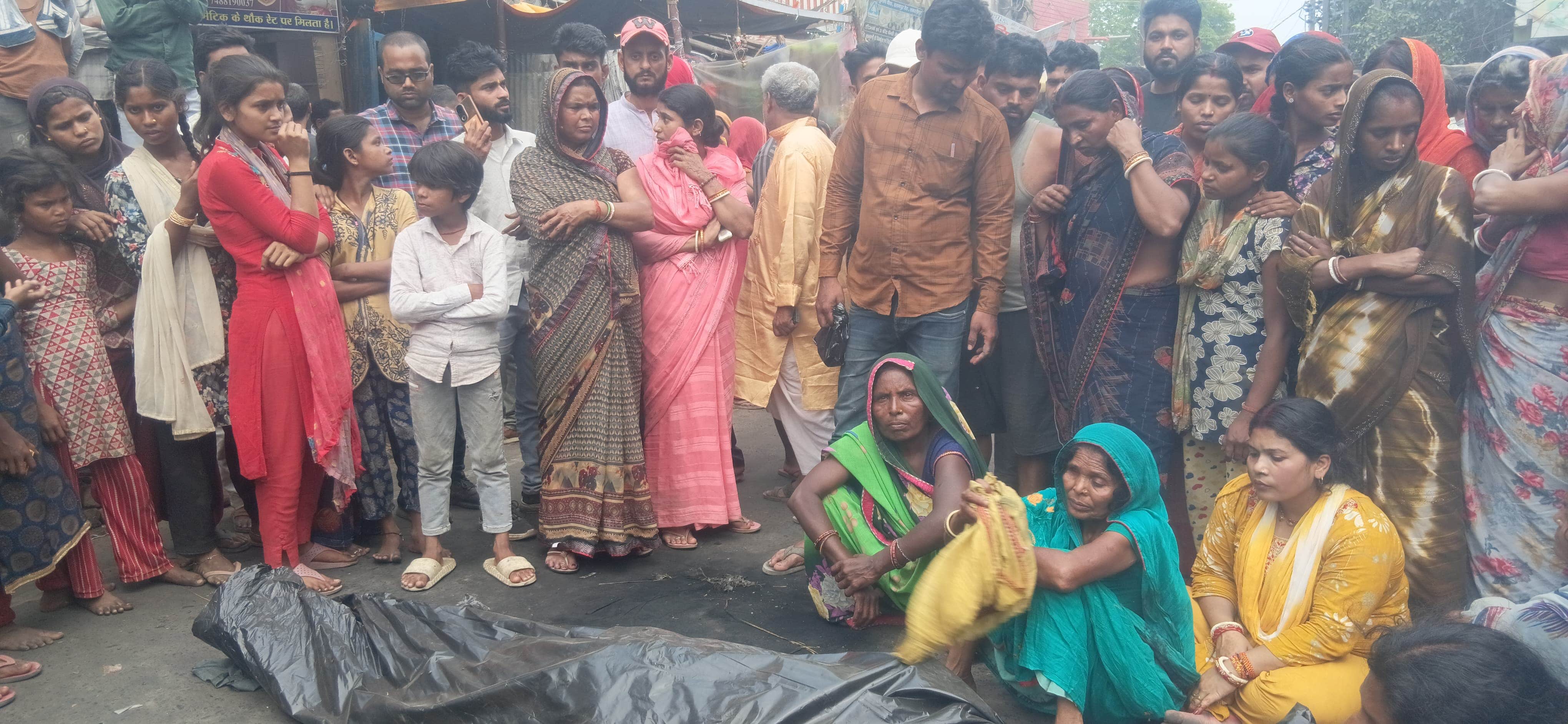 शव के साथ लोगों ने किया सड़क को जाम