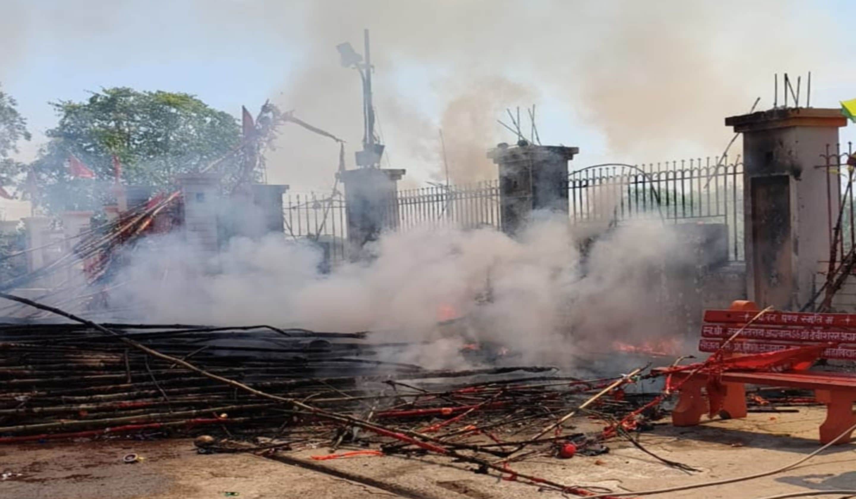टूंडला के माता वैष्णोदेवी मंदिर परिसर में रखे नेजाओं में आग लगने पर उठता धुंआसंवाद