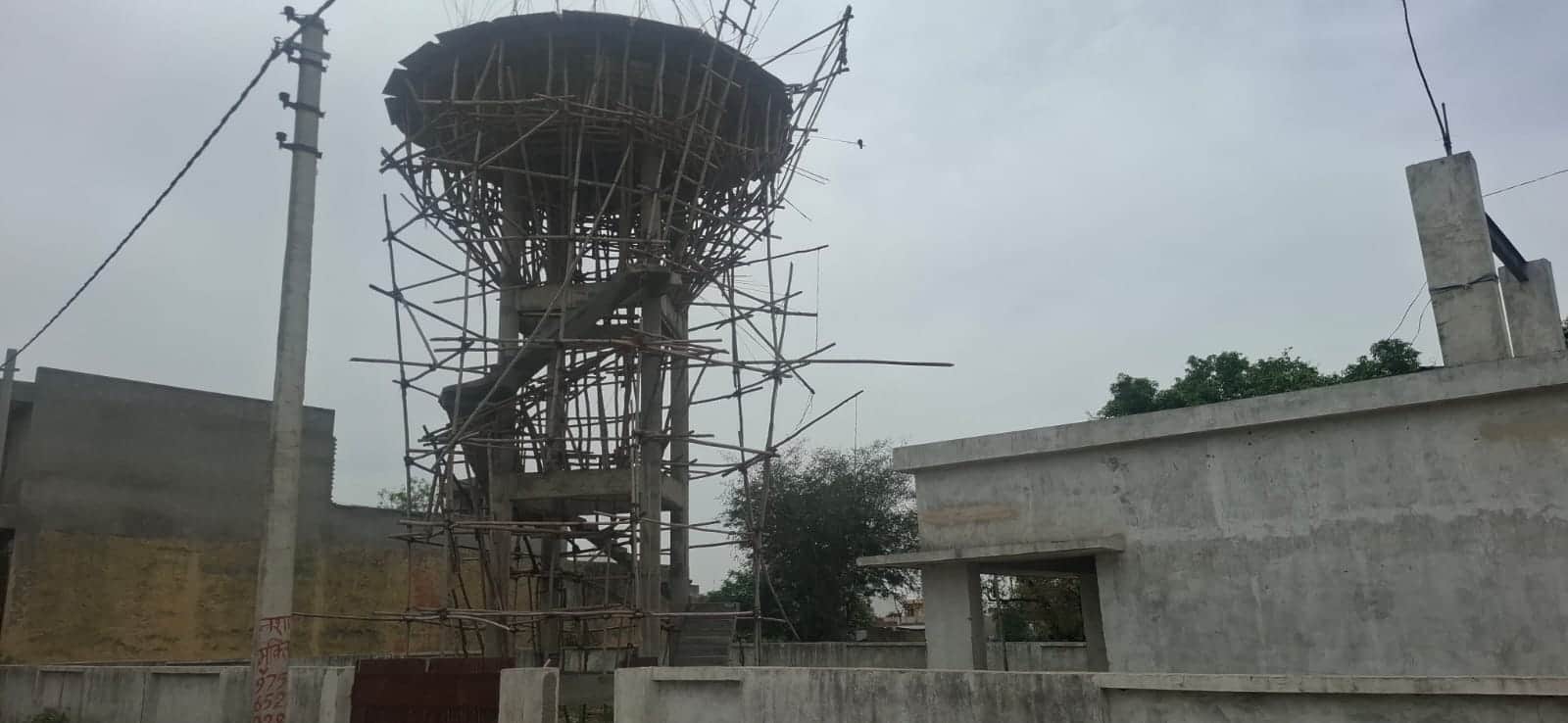 टंकी...बीबीपुर में अधूरा पड़ा कार्य।